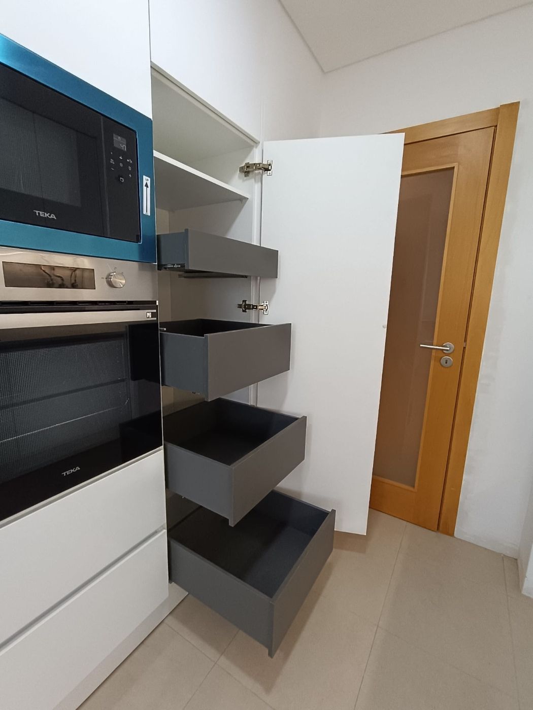 Coluna com gavetas interiores e forno encastrado