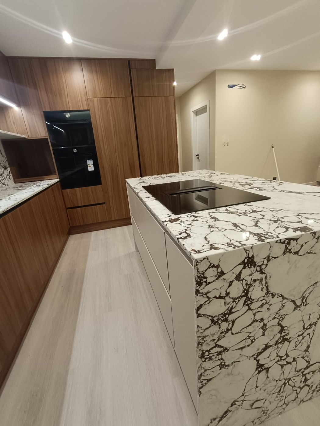 Cozinha em nogueira com ilha e bancada em pedra